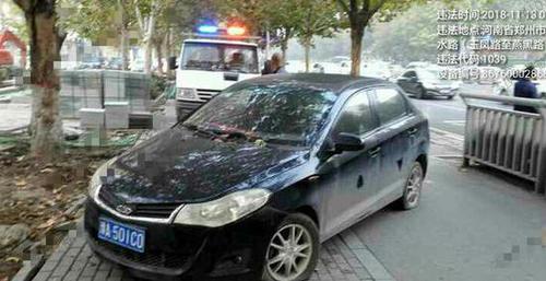 引起舒适!车辆违章横向停放 警民合力抬走拦路虎