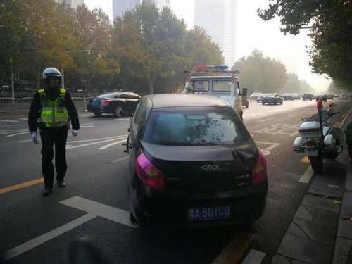 引起舒适!车辆违章横向停放 警民合力抬走拦路虎