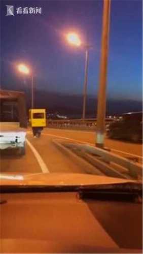 俄罗斯4名年轻人为过桥 伪装成公交车被警察拦下 