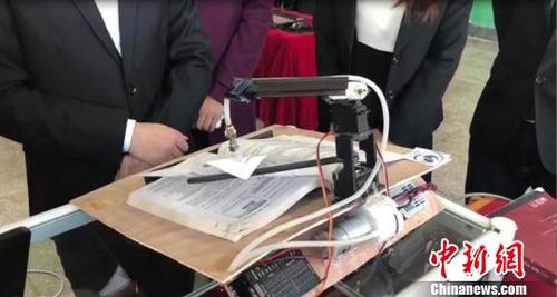 长春大学生七天研制出“人体意念控制书本自动翻页系统”