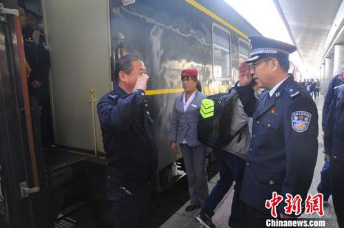 图为警方押解犯罪嫌疑人回到兰州。　樊奕昕 摄