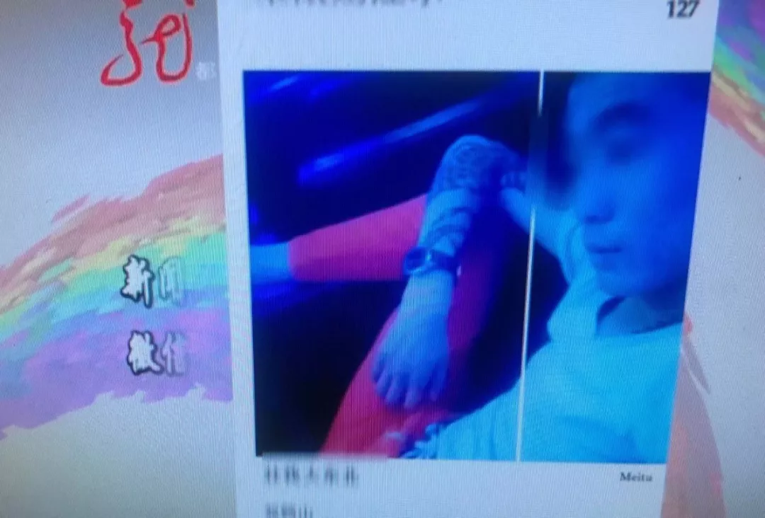 咋回事?纹身男穿警服靠警车拍照还晒到直播平台