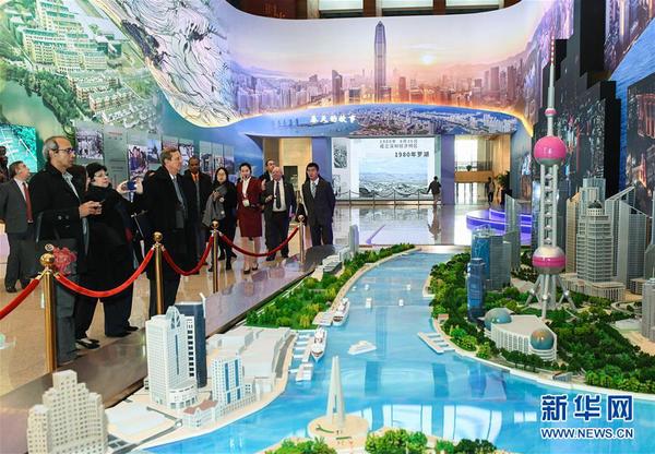 11月19日，外宾在展览上参观上海外滩实景模型。