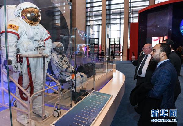 11月19日，外宾在展览上参观中国自行设计制造的航天服。2
