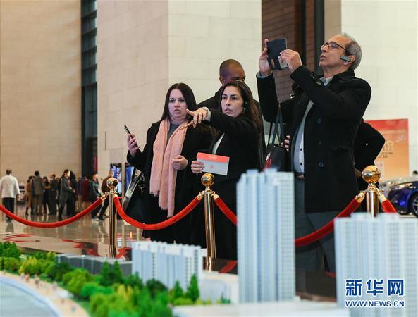 11月19日，外宾在展览上参观上海的建筑实景模型。