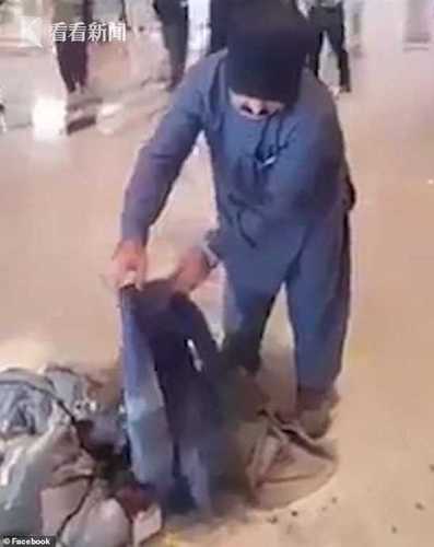 航班延误又取消 男子怒烧行李踢飞灭火器求逮捕