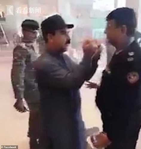 航班延误又取消 男子怒烧行李踢飞灭火器求逮捕