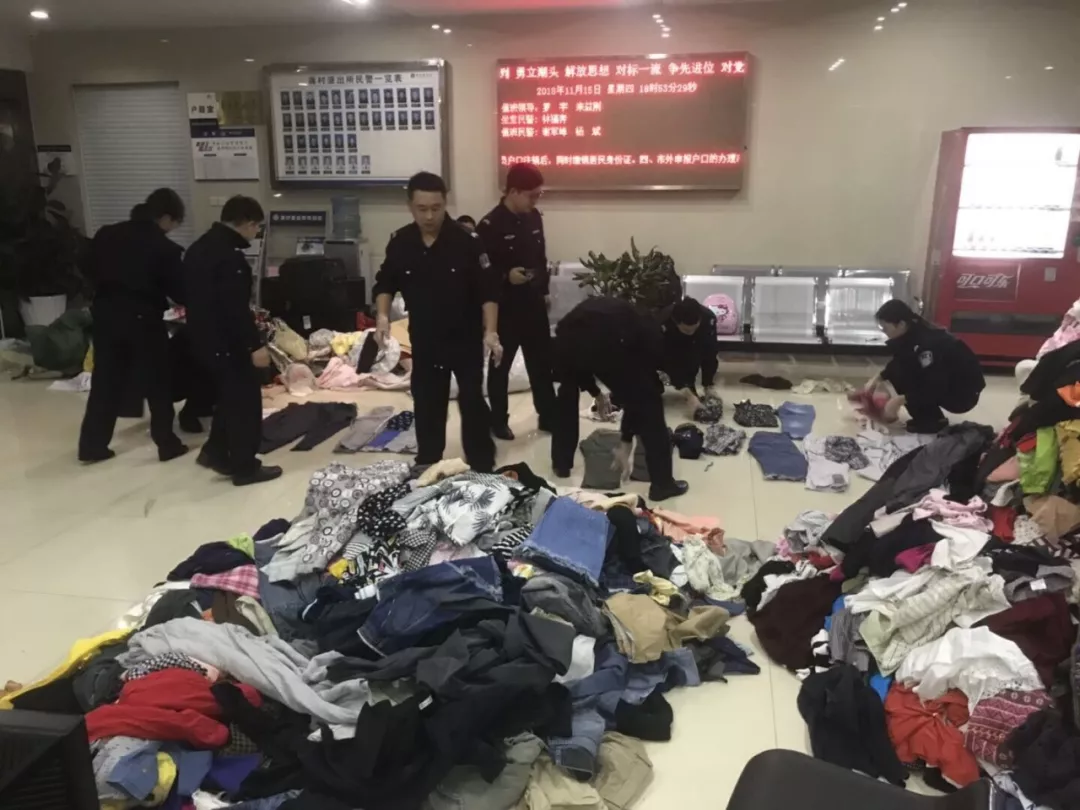 3个男人住一起藏1大袋高跟鞋1500件衣服:捡来的