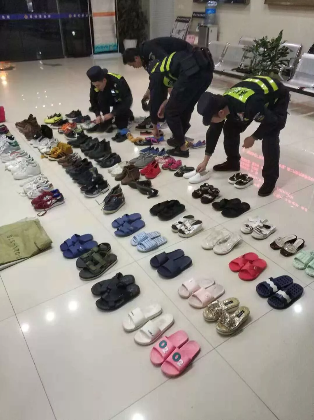 3个男人住一起藏1大袋高跟鞋1500件衣服:捡来的