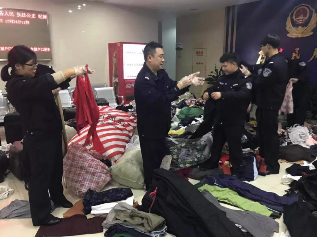 3个男人住一起藏1大袋高跟鞋1500件衣服:捡来的