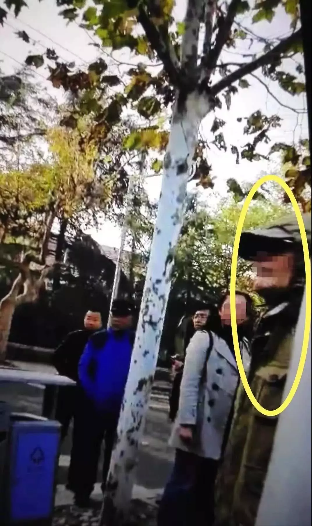 老汉校门口狠踹老师头部:老师教唆学生打我孙子