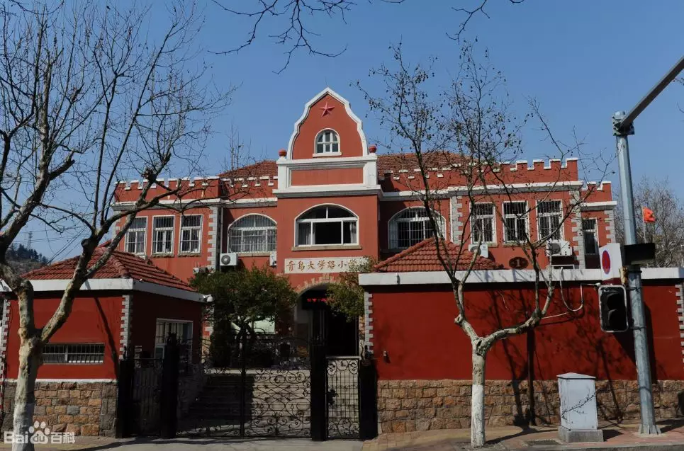 老汉校门口狠踹老师头部:老师教唆学生打我孙子