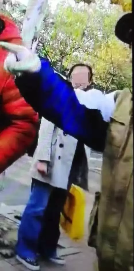 老汉校门口狠踹老师头部:老师教唆学生打我孙子