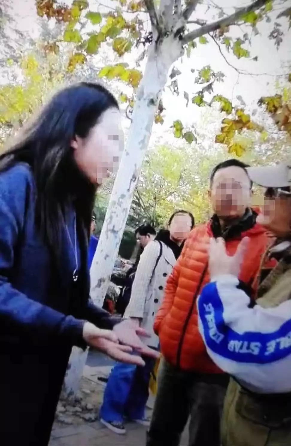 老汉校门口狠踹老师头部:老师教唆学生打我孙子