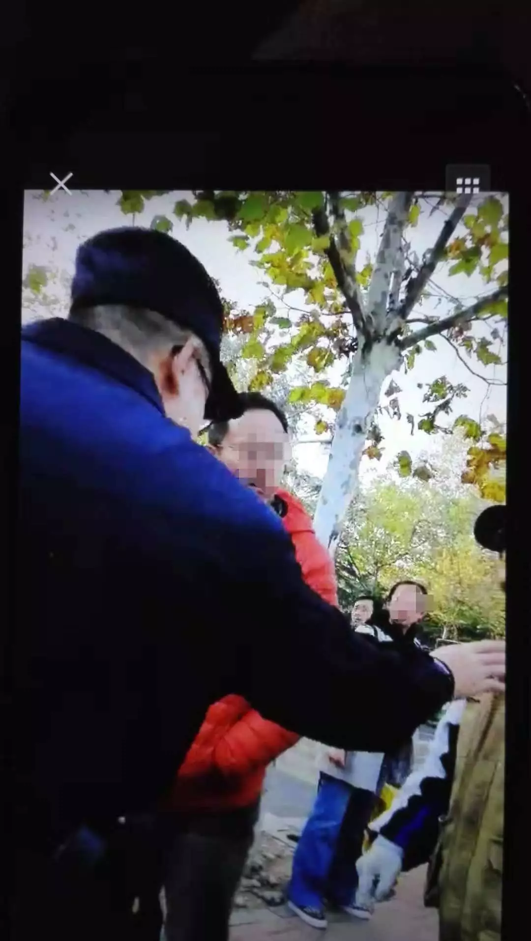 老汉校门口狠踹老师头部:老师教唆学生打我孙子