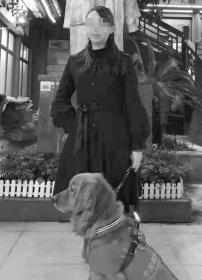 女子携导盲犬进小吃店吃饭被拒 警察来了才让进店