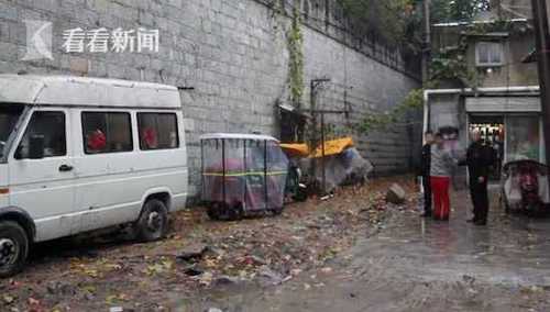 21c15724651b21cd43e3e4f8d608949b.jpg 偷车贼因车技太差或撞树或陷进泥坑 弃2车逃离