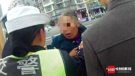 男子无照驾驶摩托车逆行被查 妻子咬伤女辅警