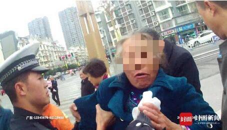 男子无照驾驶摩托车逆行被查 妻子咬伤女辅警