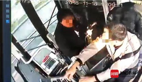 女子为让公交停车抢夺方向盘 被乘客一把抱住