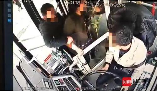 女子为让公交停车抢夺方向盘 被乘客一把抱住