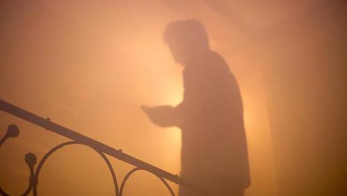 父亲为催儿子起床抡铁锹还泼柴油点燃床单 被公诉