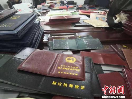 警方缴获的假证成品及半成品 柴家权 摄 警方缴获的假证成品及半成品 柴家权 摄