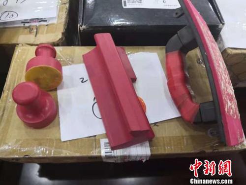 警方缴获的假公章 柴家权 摄 警方缴获的假公章 柴家权 摄