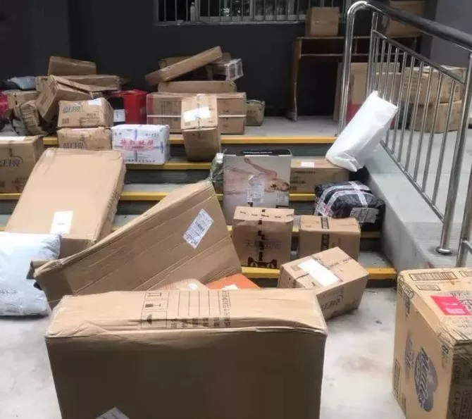快递小哥疑工作太累压力大 上百件包裹扔地上跑了