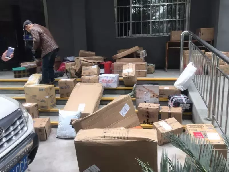 快递小哥疑工作太累压力大 上百件包裹扔地上跑了