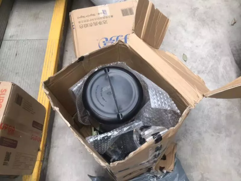 快递小哥疑工作太累压力大 上百件包裹扔地上跑了