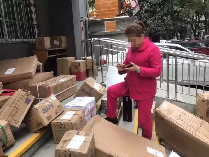 快递小哥疑工作太累压力大 上百件包裹扔地上跑了