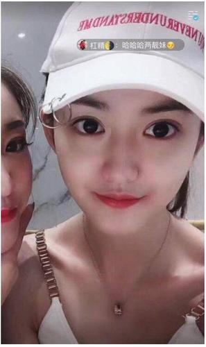 通缉令上高颜值女嫌犯仍在逃 曾被同学评为班花