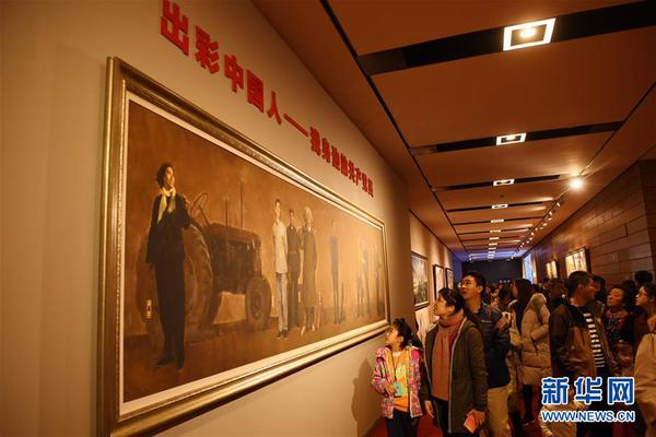 11月25日，观众在“伟大的变革——庆祝改革开放40周年大型展览”上观看油画作品《出彩中国人——我身边的共产党员》。“伟大的变革——庆祝改革开放40周年大型展览”目前正在中国国家博物馆举行，吸引众多观众前来参观。