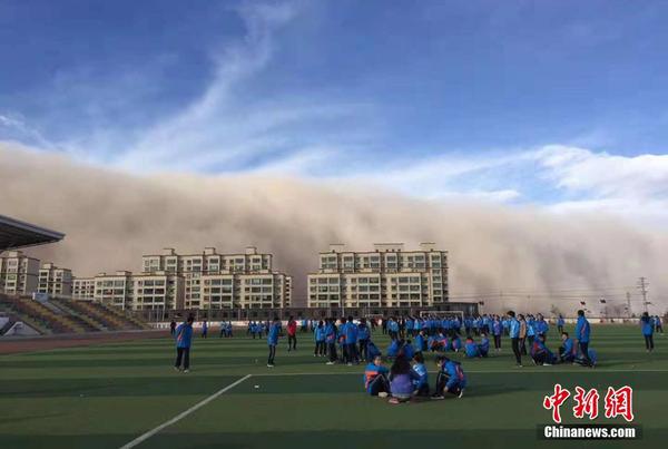 11月25日，甘肃张掖沙尘暴来袭，“沙墙”高达上百米，伴有7至8级大风，张掖消防启动应急预案。图为校园里看到沙尘暴景象。
