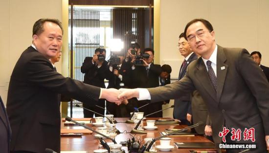 资料图：10月15日，韩朝举行高级别会谈，商定将于11月末或12月初举行铁路、公路对接等项目开工仪式。韩方代表团由韩国统一部长官赵明均担任首席代表(右)，朝方代表团由朝鲜祖国和平统一委员会委员长李善权担任团长(左)。<a target='_blank' href='http://www.chinanews.com/'>中新社</a>发 “联合采访团”供图