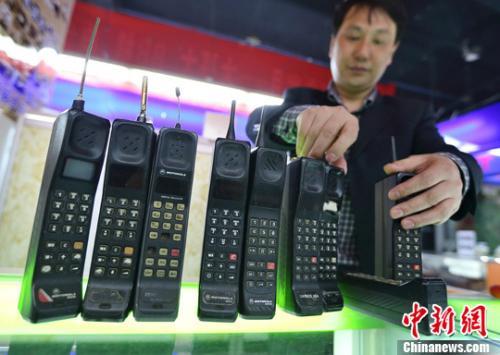 资料图:工作人员将展出的“大哥大”手机摆放整齐。<a target='_blank' href='http://www.chinanews.com/'>中新社</a>发 泱波 摄 资料图:工作人员将展出的“大哥大”手机摆放整齐。<a target='_blank' href='http://www.chinanews.com/'>中新社</a>发 泱波 摄