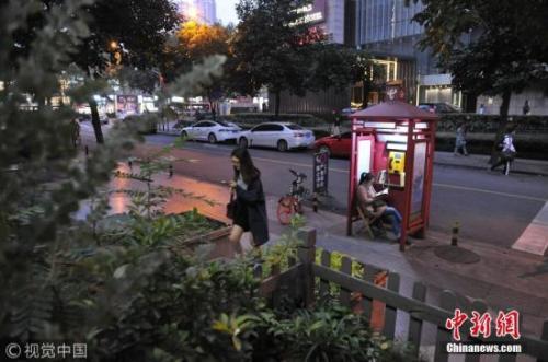 资料图:街头电话亭。图片来源:视觉中国 资料图:街头电话亭。图片来源:视觉中国