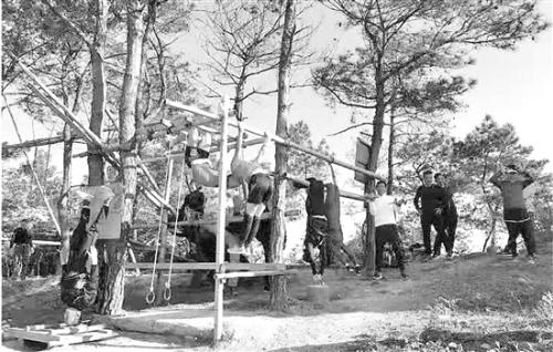 上图:DIY的山顶共享健身房。 点击进入下一页