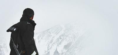 民警鲁茸丁争在虫草山徒步涉雪巡逻。人民视觉 民警鲁茸丁争在虫草山徒步涉雪巡逻。人民视觉
