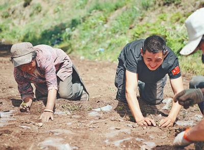 民警帮困难户种植当归。人民视觉 民警帮困难户种植当归。人民视觉