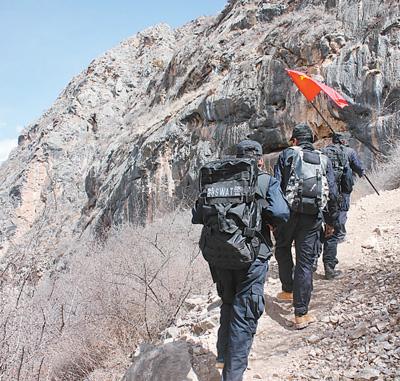 民警在虫草山巡逻。人民视觉 民警在虫草山巡逻。人民视觉