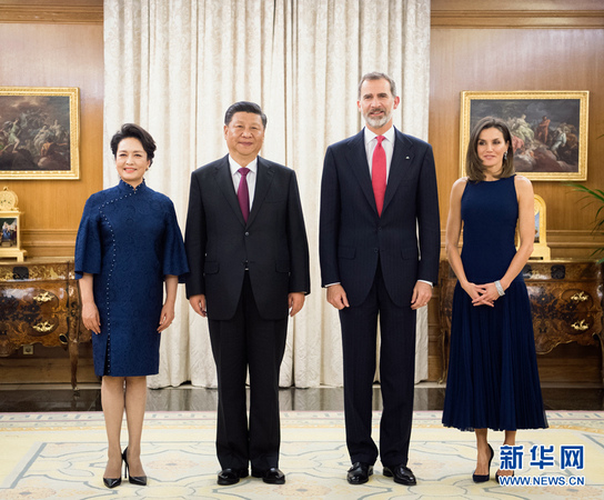 当地时间11月27日，国家主席习近平在马德里萨苏埃拉宫会见西班牙国王费利佩六世。这是习近平和夫人彭丽媛同费利佩六世和王后莱蒂西娅合影。