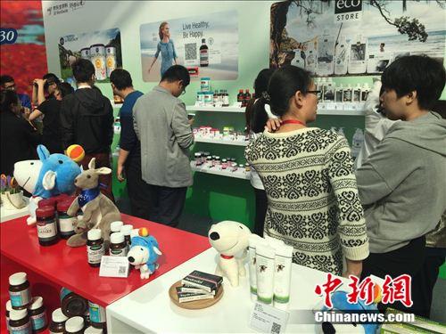 国内消费者在某跨境电商企业参观国外商品展示。<a target='_blank' href='http://www.chinanews.com/' >中新网</a> 吴涛 摄 国内消费者在某跨境电商企业参观国外商品展示。<a target='_blank' href='http://www.chinanews.com/' >中新网</a> 吴涛 摄