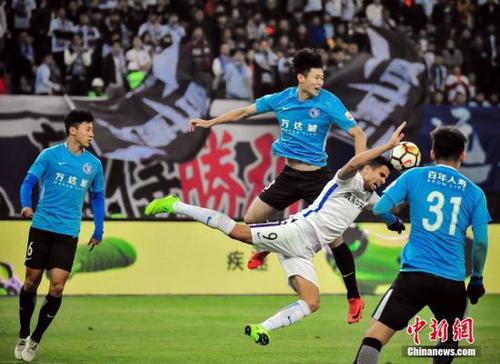 资料图:天津泰达队球员乔纳森(白)与大连一方队球员单鹏飞(蓝)在比赛中争顶。当晚,在2018赛季中超联赛第29轮比赛中,天津泰达队主场以3比1战胜大连一方队。<a target='_blank' href='http://www.chinanews.com/'>中新社</a>记者 佟郁 摄 点击进入下一页