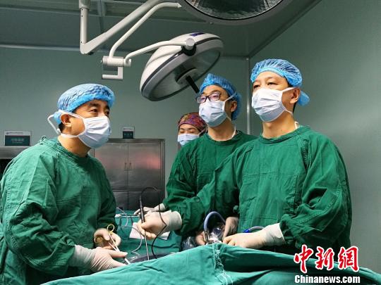 图为今年8月，华西医院医生在西藏成办医院开展手术。西藏自治区党委宣传部供图