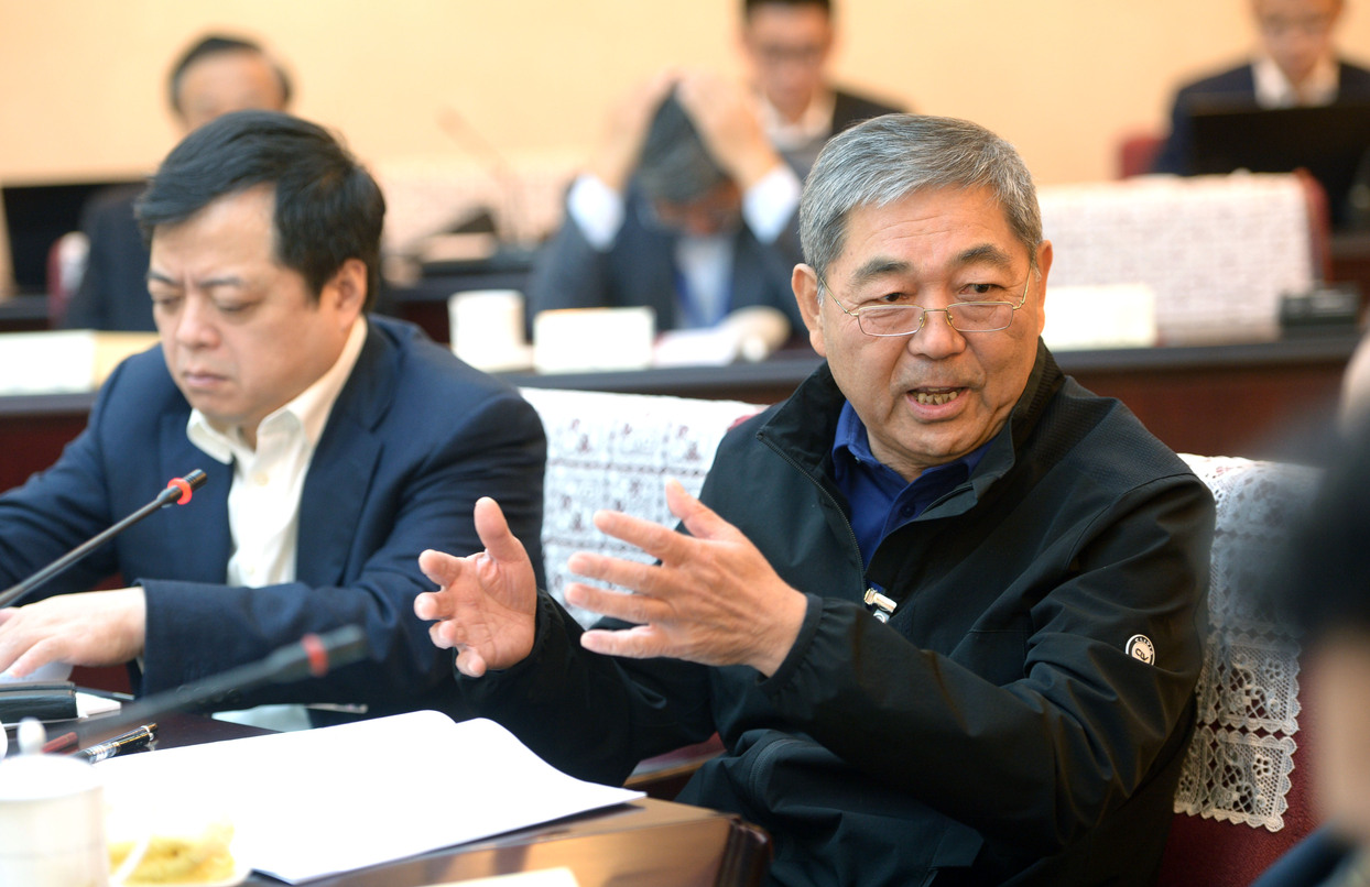 穆占英常委在小组讨论会上发言