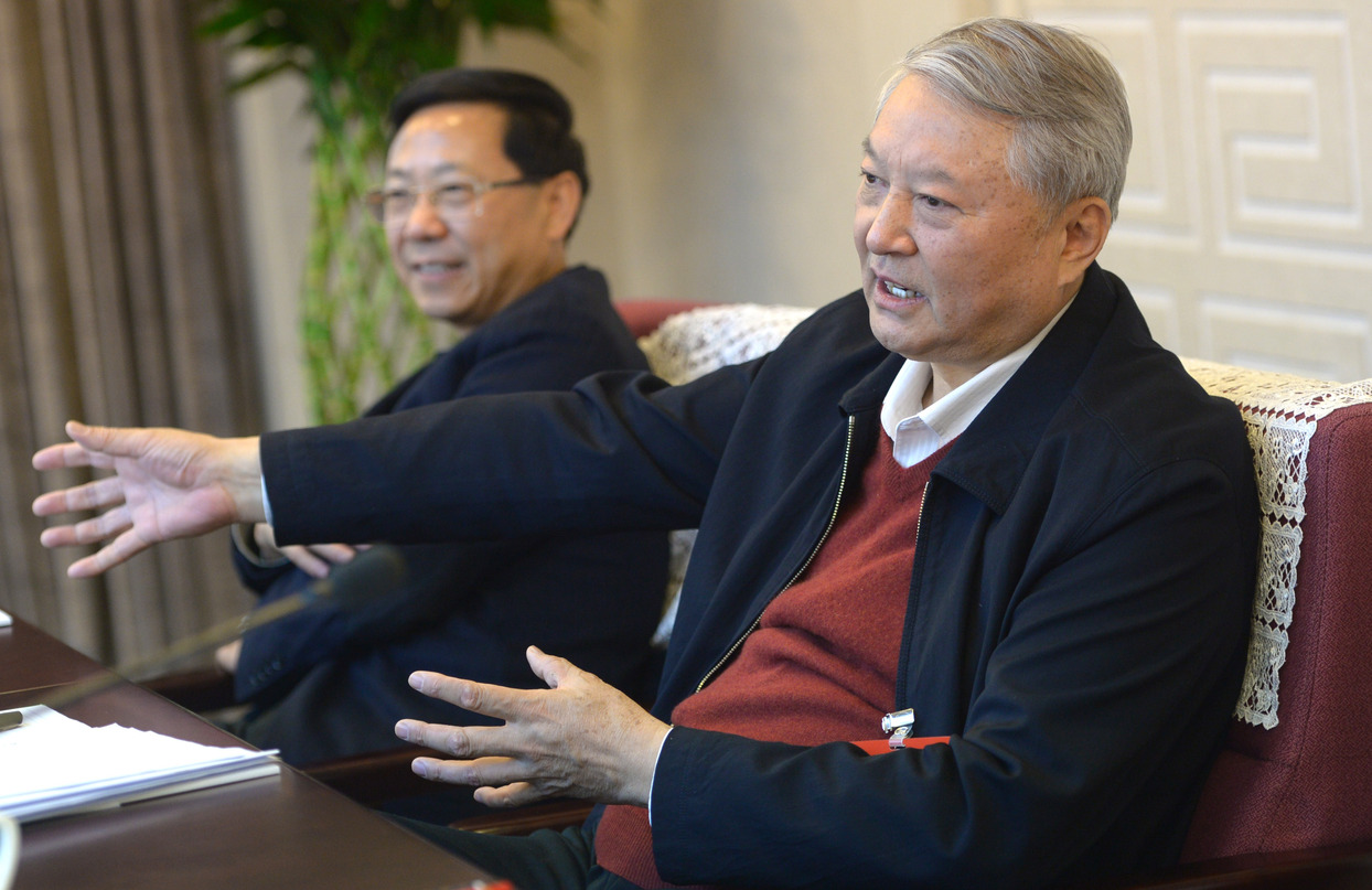 王寿君常委在小组讨论会上发言