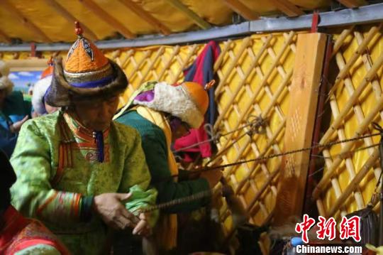 图为骆驼文化旅游节上的搓毛绳比赛。　杨冬青 摄