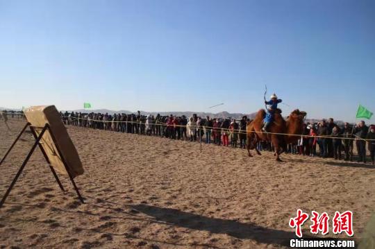 图为骆驼文化旅游节上的射箭比赛。　杨冬青 摄